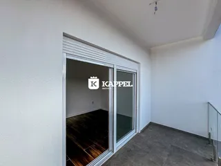 Foto de uma porta de vidro mostrando um piso de madeira escura.