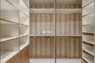 Detalhe de armários e prateleiras em um ambiente interno.