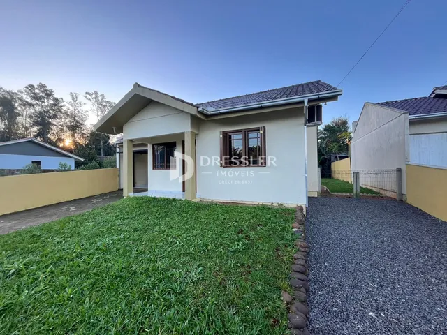 Fachada de uma casa em Lajeado, Brasil, com jardim e entrada de cascalho.