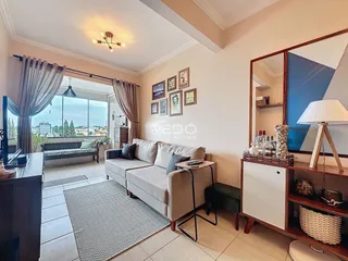 Sala de estar com vista para a paisagem externa.