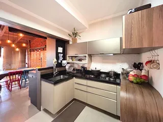 Vista da cozinha moderna com armários e bancadas em Lajeado.