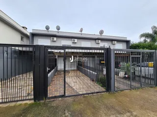 Fachada de uma residência com portão de ferro preta em Lajeado, Brasil.