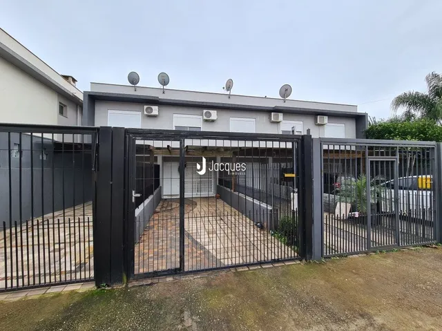 Fachada de uma residência com portão de ferro preta em Lajeado, Brasil.