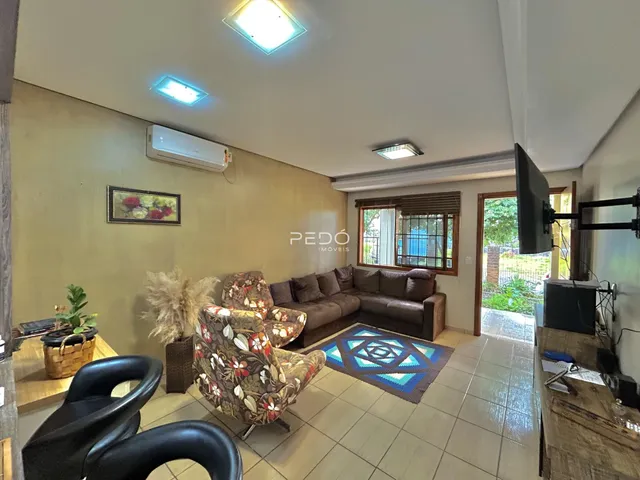 Sala de estar com sofá e poltronas em um imóvel no Brasil.