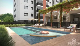 Foto de uma piscina externa com deck e vegetação em uma propriedade.