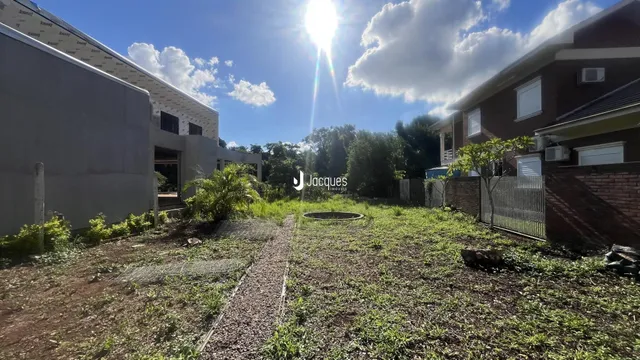 Vista externa de um terreno com vegetação e caminho em Lajeado.
