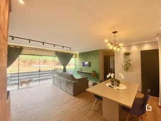 Sala de estar e jantar com porta de vidro abrindo para o quintal.