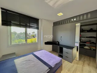 Quarto com janela e armário em um apartamento.