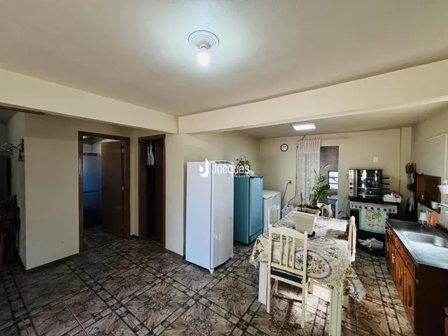 Imagem de uma sala de estar com área de jantar em uma residência no Brasil.