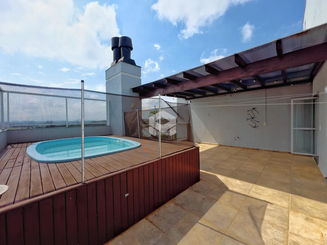 Vista externa de uma piscina e deck em uma propriedade no Brasil.