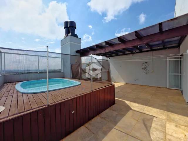 Vista externa de uma piscina e deck em uma propriedade no Brasil.