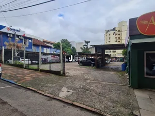 Vista da fachada de uma propriedade na rua.