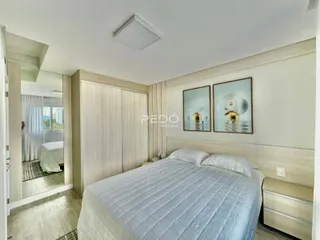 Quarto com cama e armário de madeira.