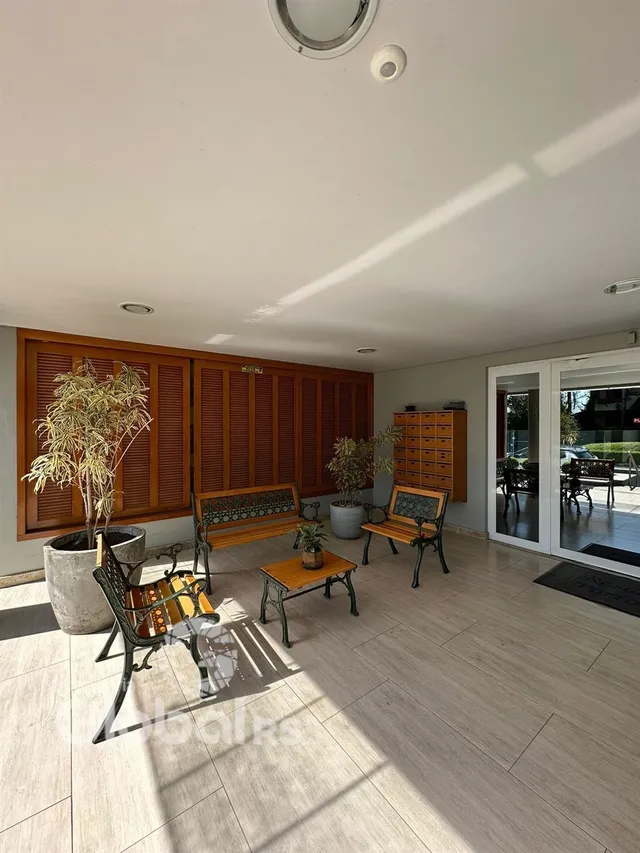 Sala de estar com piso de madeira e móveis de exterior