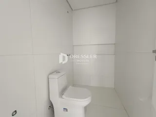 Foto de um banheiro branco com piso e paredes de azulejo.