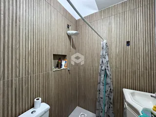 Foto de um banheiro com revestimento de parede texturizado.