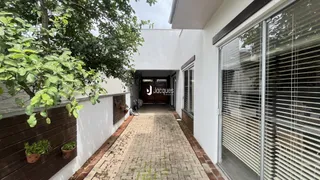 Vista da fachada de uma residência em Lajeado, Brasil, com jardim e calçada.