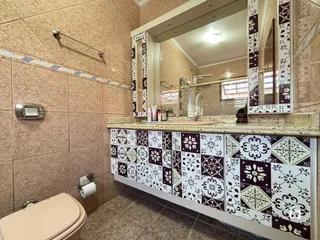 Foto de um banheiro com revestimento de cerâmica nas paredes e piso.