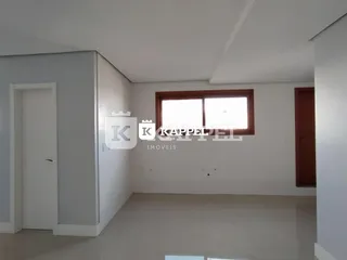 Ambiente interno com paredes claras e uma porta visível.