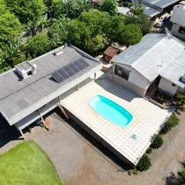 Foto de uma piscina externa em um terreno residencial.