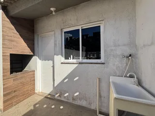 Fachada externa de uma residência em Lajeado, Brasil, mostrando a porta e uma janela.