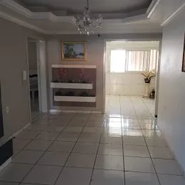 Ambiente interno com piso de cerâmica e iluminação clara.