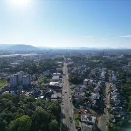 Vista aérea de uma área residencial em Lajeado, mostrando a distribuição urbana.