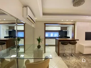 Ambiente interno com divisórias de vidro e armários de madeira.