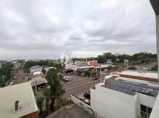 Vista externa de um conjunto de edifícios em uma área urbana.