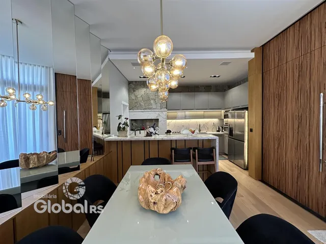 Ambiente de sala de estar com cozinha integrada em imóvel no Brasil.