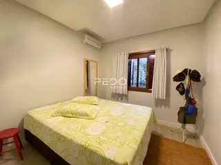 Quarto com cama e janela em um imóvel.