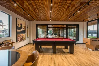 Ambiente interno de uma sala com piso de madeira e teto de madeira.