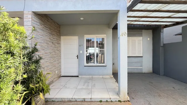 Fachada de uma casa em Lajeado, Brasil, com porta branca e janela.