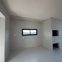 Ambiente interno com paredes lisas e uma janela visível.