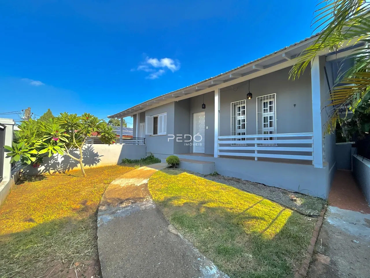 Fachada de uma casa residencial em Lajeado, Brasil, com jardim e calçada.