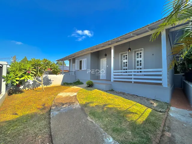 Fachada de uma casa residencial em Lajeado, Brasil, com jardim e calçada.