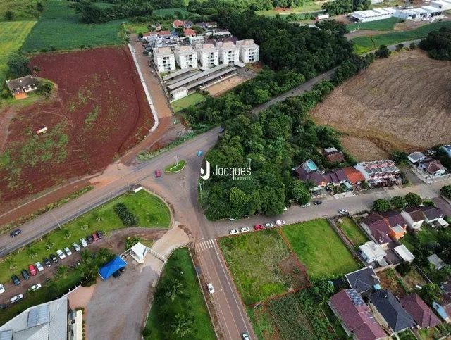 Vista aérea de uma propriedade com áreas rurais e residenciais na região de Lajeado.