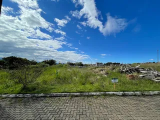 Vista externa da paisagem com vegetação e céu azul.