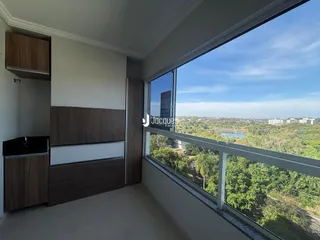 Vista de uma sala com vista para a paisagem e um terraço.