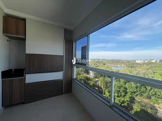 Vista de uma sala com vista para a paisagem e um terraço.