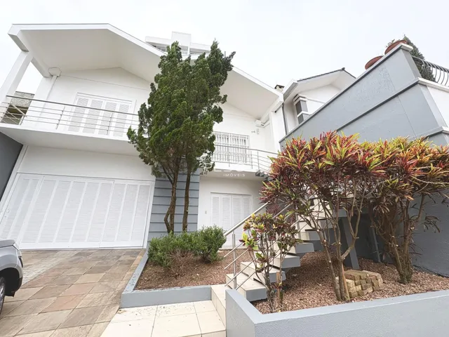 A fachada de uma casa moderna em Lajeado, Brasil, com jardim frontal.
