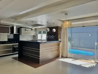 Vista da cozinha e sala de estar de um imóvel em Lajeado, Brasil.