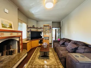 Sala de estar com lareira e móveis de madeira.