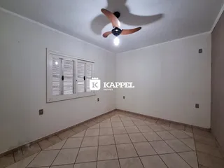 Ambiente interno com paredes brancas e piso de cerâmica em uma sala.