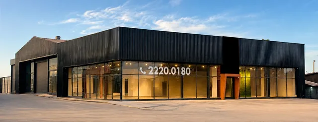 Fachada moderna de um edifício comercial em Lajeado, Brasil.