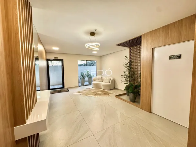 Sala de estar com piso de cerâmica clara e detalhes em madeira.
