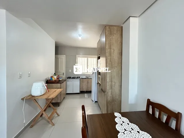 Foto de uma cozinha com armários e bancada de madeira em um imóvel.