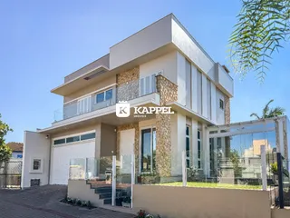 Fachada de uma casa moderna com revestimento de pedra em Lajeado, Brasil.