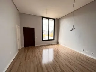 Ambiente interno com piso de madeira clara.