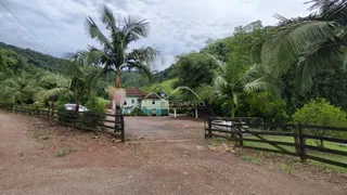 Vista externa de uma residência em Lajeado, Brasil, cercada por vegetação densa.